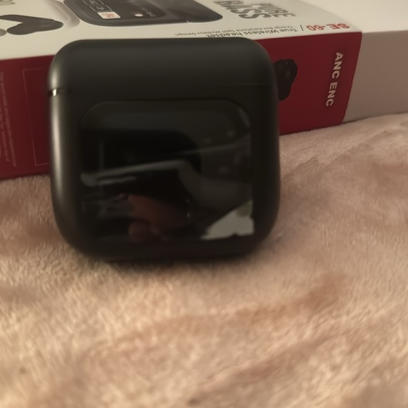 Noice canceling airbuds - Picture 2 of 3